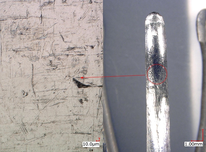 Pozorování odlupování pokovení na části endoskopu při velkém zvětšení