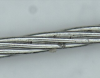 Pozorování drátu implantátu pomocí digitálního 4K mikroskopu řady VHX