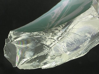 Lomová plocha skla (zvětšení 20×)