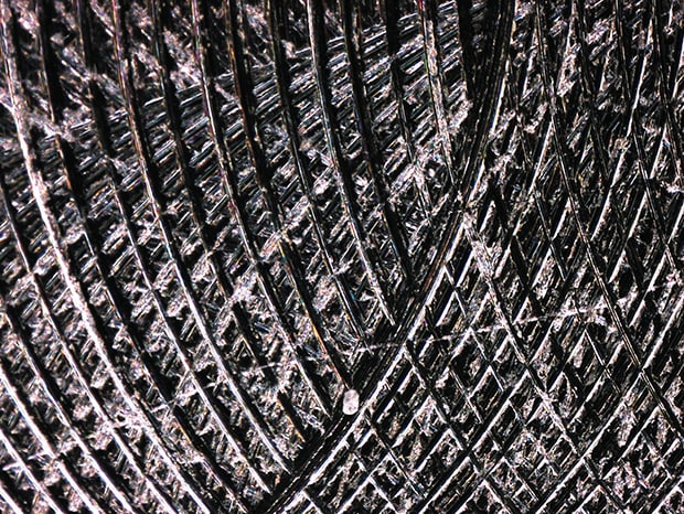 Bearbeitete Metalloberfläche mit Ringbeleuchtung