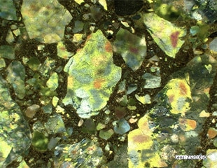 Polarisationslichtbetrachtung mit hochauflösenden Bildern von Mineralien