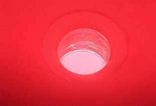 Betrachtung und Messung von Aerosol-Sprühdosen mit einem Digitalmikroskop