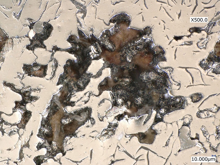 Observation sous fort grossissement de la porosité au microscope numérique 4K Série VHX