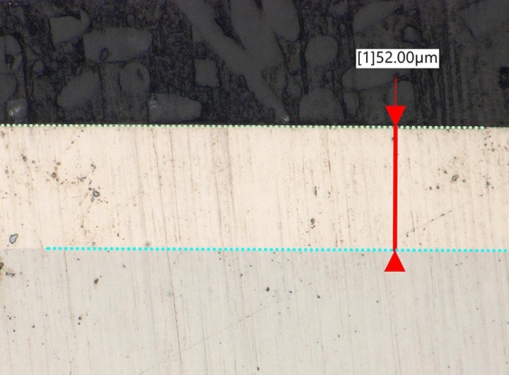 Observation sous fort grossissement et mesure de l’épaisseur de la couche à l’échelle submicronique sur la coupe d’un placage enrobé de résine