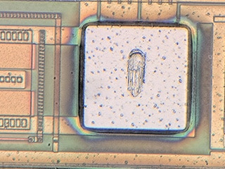 Observation de motifs de circuit intégré sous fort grossissement