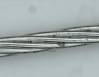 Observation d’un fil de suture au microscope numérique 4K Série VHX