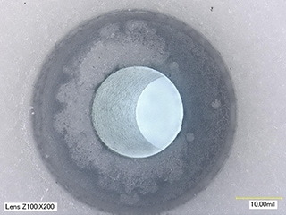 Contrôle d’aspect de la surface et de la paroi latérale d’un trou sur un composant de pacemaker (200x)