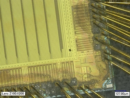 Gebied met een vreemd deeltje op een IC-chip (200×)
